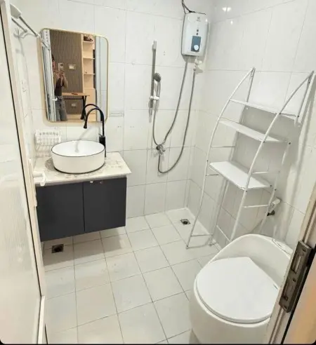 C/C Cmt8, Bến Thành, Q1: 76M2, Nhà Mới Sơn, 11Tr/Th, 2Pn.