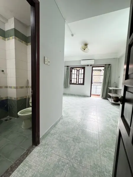 Phòng Máy Lạnh Ban Công Ngay Cao Lỗ Q8