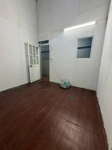 Phòng Cửa Sổ Trần Cao Thoáng Mát, Tầng 1. (Máy Lạnh +200K)Có Chỗ Để Xe Free 1Xe, Giờ Giấc Tự Do