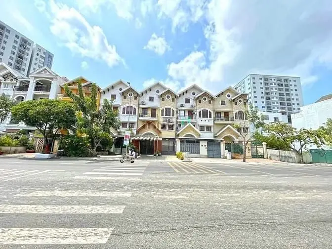 Siêu Vip - Biệt Thự 3 Lầu Áp Mái Mặt Tiền Đường Phú Thuận, Quận 7