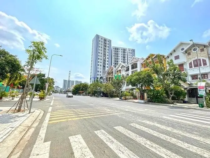 Siêu Vip - Biệt Thự 3 Lầu Áp Mái Mặt Tiền Đường Phú Thuận, Quận 7