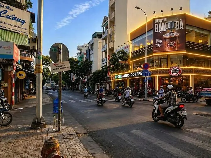 Bán Nhà Góc 2Mt 45 Lý Chính Thắng - Mt 13.5M, Đang Cho Highlands Thuê