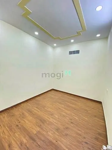 Cần Bán Gấp Căn Nhà Đường Lạc Long Quân , Quận 11, Khu Vực Gần Đầm Sen