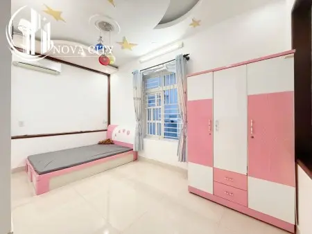 Phòng Có Cửa Sổ Trời Gần Nhà Thờ Nam Hải - Q8