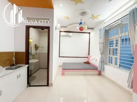 Phòng Có Cửa Sổ Trời Gần Nhà Thờ Nam Hải - Q8