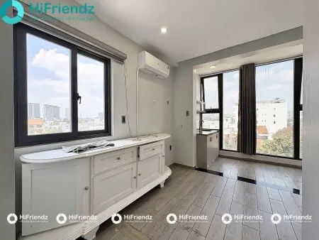 Studio Cửa Kính Lớn Xung Quanh Nhiều Tiện Ích Lầu Cao Có Thang Máy