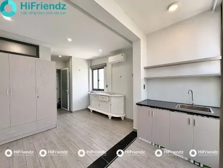 Studio Cửa Kính Lớn Xung Quanh Nhiều Tiện Ích Lầu Cao Có Thang Máy