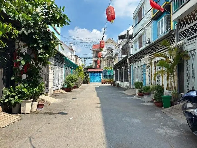 Nhà Ngay Sau Trường Nguyễn Văn Thệ, Dt:4X14M, Trệt, 2 Lầu, 3Pn, P.thờ