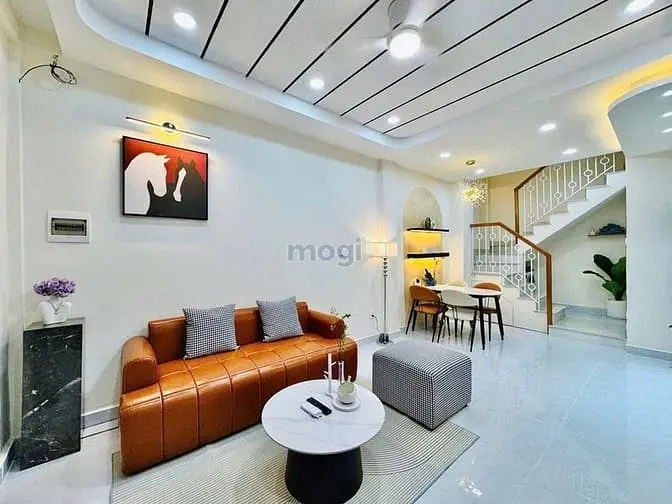 4Tỷ980 • 3Pngủ •Ngã 4 Hàng Xanh. 3 Tầng.27M2