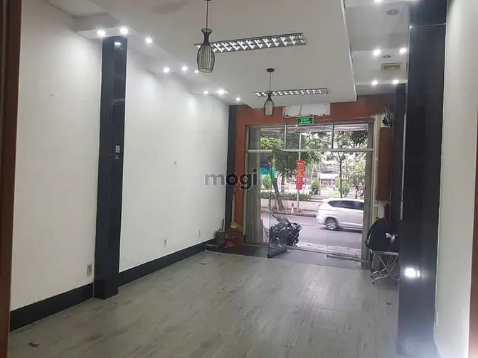 Cho Thuê Mặt Tiền Tầng Trệt Nhà Phố Ngay Trung Tâm Quận 1