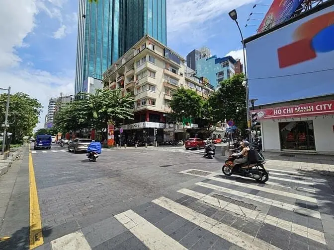 Cho Thuê Mb Nguyễn Huệ Q.1 - Ngang 6M, Dtsd 72M2 -