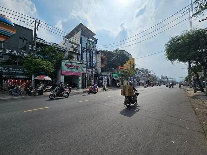 Cho Thuê Nhà Mt Minh Phụng - Ngang 8M, 3 Sàn Trống Suốt, Có Sân Đậu Xe