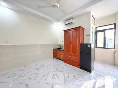 Studio Full Nội Thất Cửa Sổ Lớn Tại Cách Mạng Tháng 8, Gần Công Viên Lê Thị Riêng