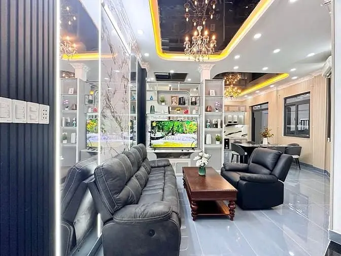 Nhà Góc Phố - Không Gian Thoáng Mát- Đường Rộng 8M 2637 Huỳnh Tấn Phát