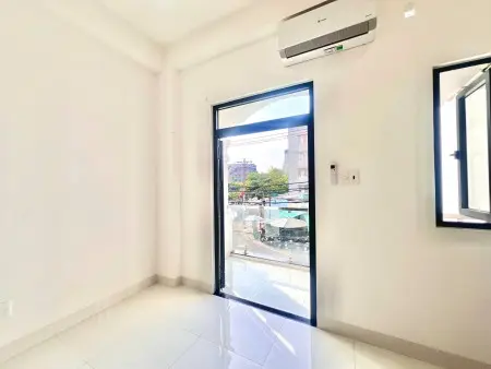 Phòng Ban Công Đón Nắng Ngay Đường Lê Ngã