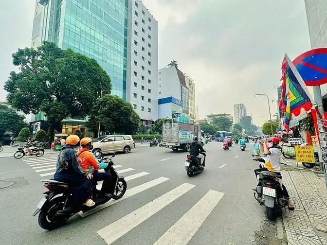 Cho Thuê Nhà Góc 2Mt 26 Phan Đăng Lưu - Mt 9M - 3 Tầng Trống Suốt