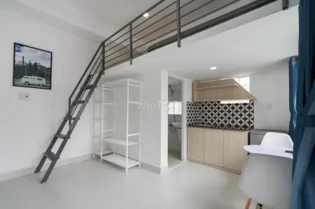 Gác Lửng Gần Lạc Long Quân Giao Âu Cơ, Đh Văn Hiến Tân Phú