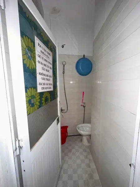 Nhà 3Tang Moi Xây Còn 1Phong Trống Nhỏ Tang 1 Cho Thuê